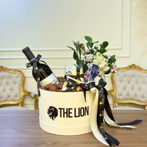 Box personalizada com queijos, vinho e flores - Box grande personalizada com três queijos finos, vinho Punta Negra e mini-...