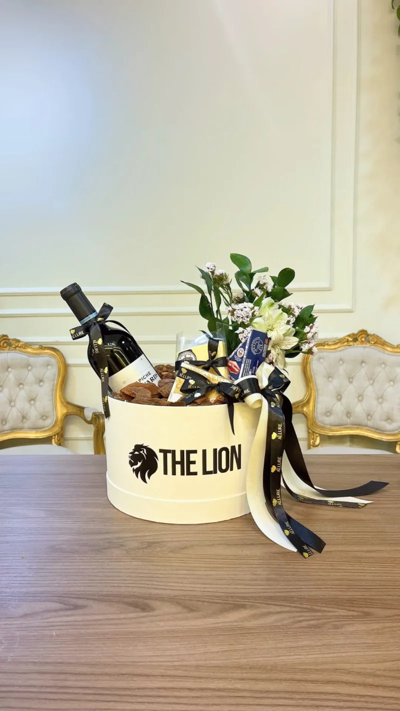 Box personalizada com queijos, vinho e flores - Box grande personalizada com três queijos finos, vinho Punta Negra e mini-...