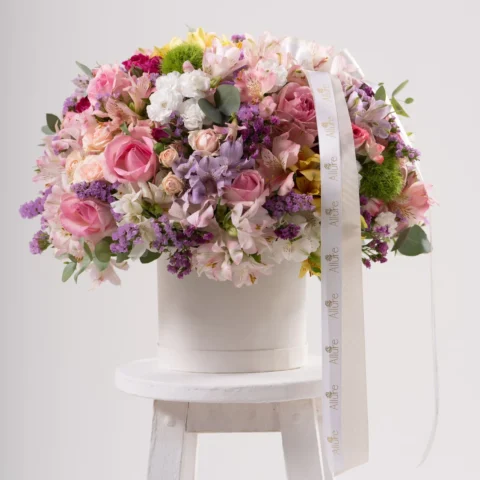 Flower Box Fascínio - Flower Box Fascínio: arranjo floral de tamanho grande que exala sofisticação e beleza inco