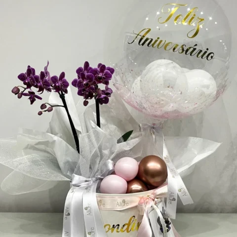 Balão personalizado e Orquídea Allure média em caixa personalizada média