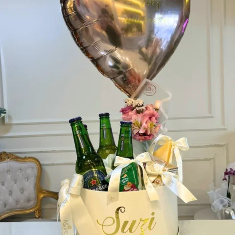 Box grande personalizada com queijos finos três cervejas mini-ramalhete e balão personalizado na vareta