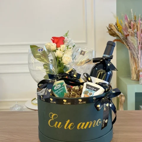 Box grande personalizada com taças de vinho vinho mini-ramalhete e seleção de três queijos