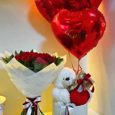Buquê 40 rosas Allure com pelúcia média Ferrero 12 un. e 3 balões