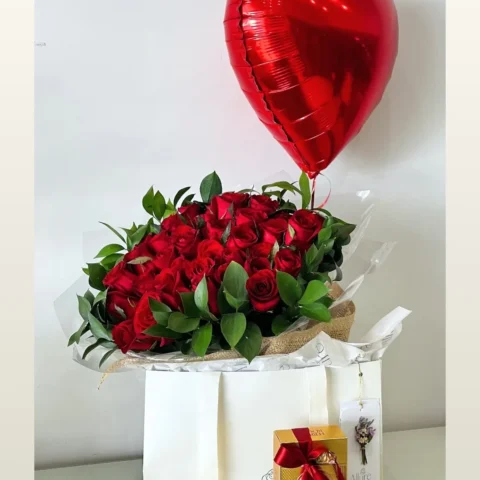 Buquê 40 rosas Conquista com 1 balão e Ferrero 4 un
