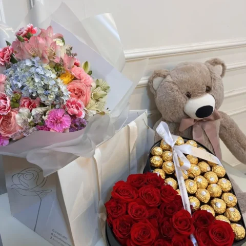 Buquê Aurora com pelúcia grande 70 cm e Caixa Coração Rosas e Bombons grande