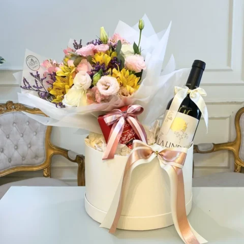 Buquê Aurora com vinho Chateau de los Hermanos e Lindt 75g em caixa personalizada grande