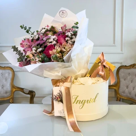 Buquê Aurora e Ferrero Rocher 8 un. em caixa personalizada grande
