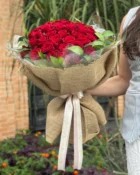 Vista superior do Buquê Conquista com 40 rosas vermelhas
