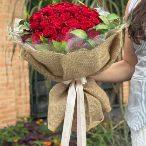 Buquê Conquista com 40 rosas vermelhas em acabamento de juta