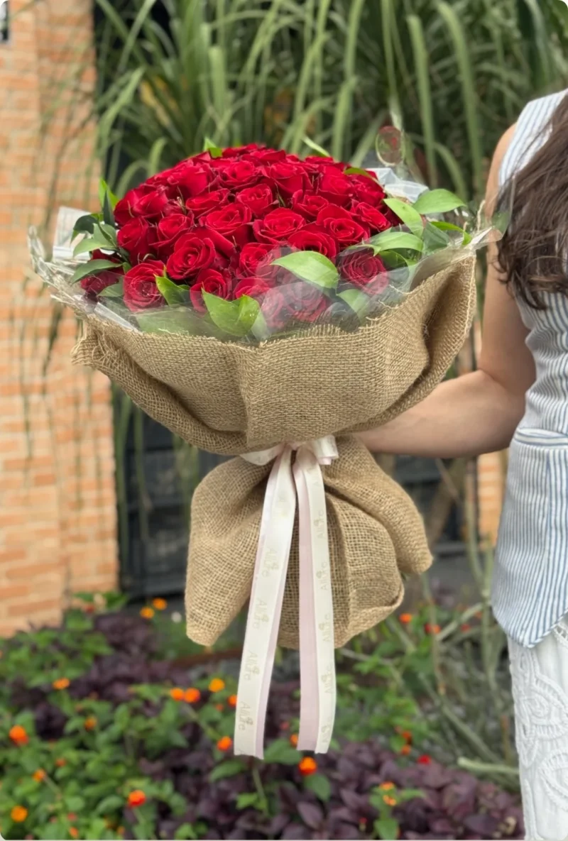 Buquê Conquista com 40 rosas vermelhas em acabamento de juta
