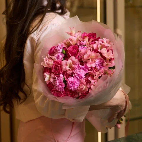 Buquê Euforia – 15 rosas e astromélias