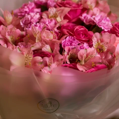 Buquê Euforia – 15 rosas e astromélias