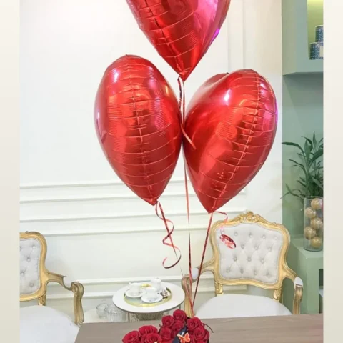 Caixa coração pequena com rosas - Caixa cartonada em formato de coração pequeno com rosas vermelhas