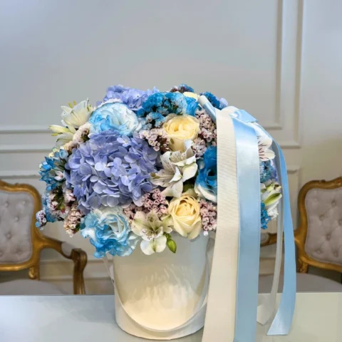 Flower Box Ternura - tons azuis - Arranjo de flores Ternura em tons azuis, finalizado com elegante laço de cetim