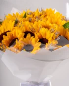 Detalhe do Buquê Elegance de Girassóis - Allure Floricultura Boutique