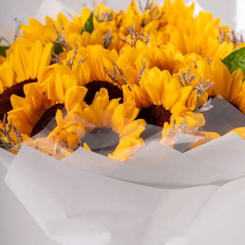 Detalhe do Buquê Elegance de Girassóis - Allure Floricultura Boutique