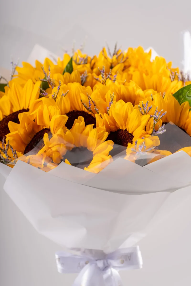 Detalhe do Buquê Elegance de Girassóis - Allure Floricultura Boutique