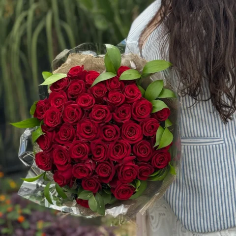 Detalhe do Buquê Conquista com 40 rosas vermelhas - Allure Floricultura Boutique