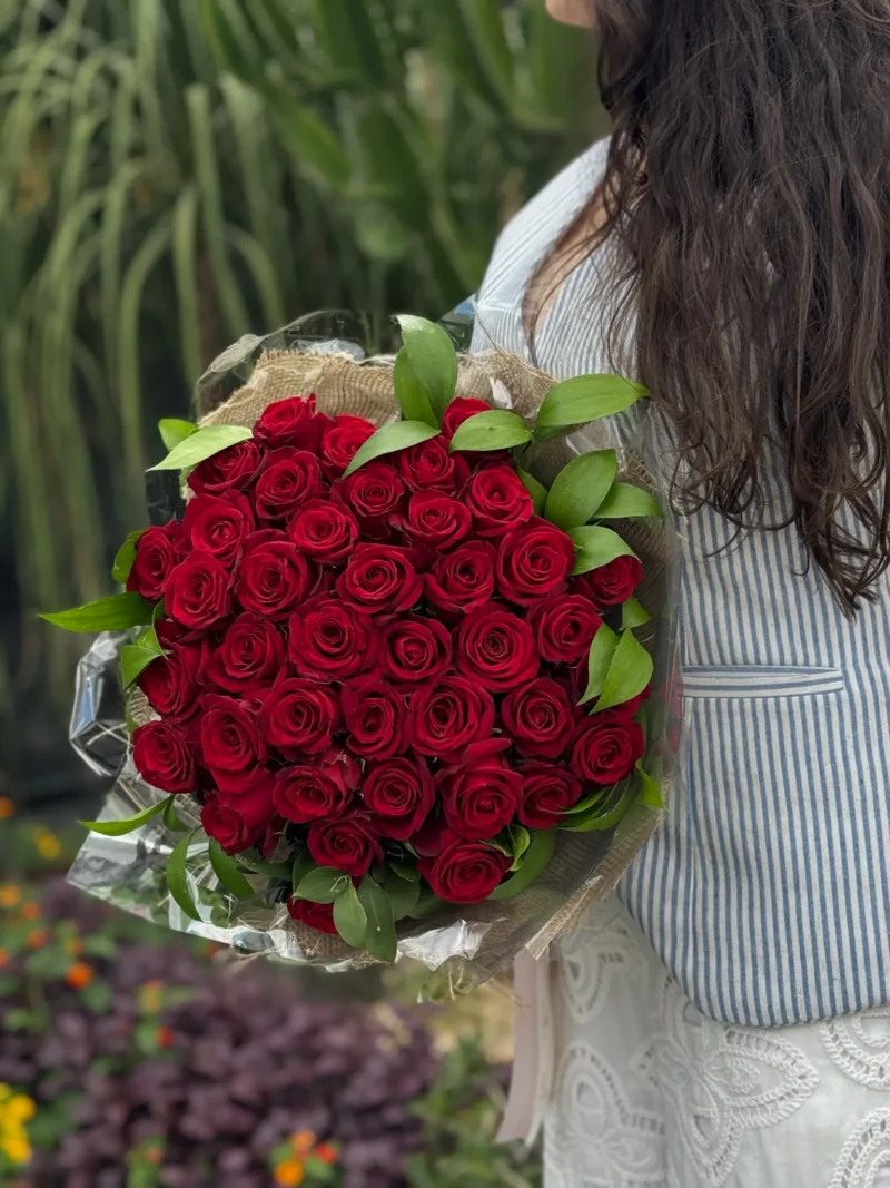 Detalhe do Buquê Conquista com 40 rosas vermelhas - Allure Floricultura Boutique