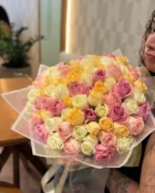 Vista alternativa do Buquê 200 rosas coloridas - Allure Boutique Goiânia