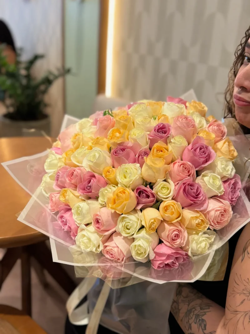 Vista alternativa do Buquê 200 rosas coloridas - Allure Boutique Goiânia