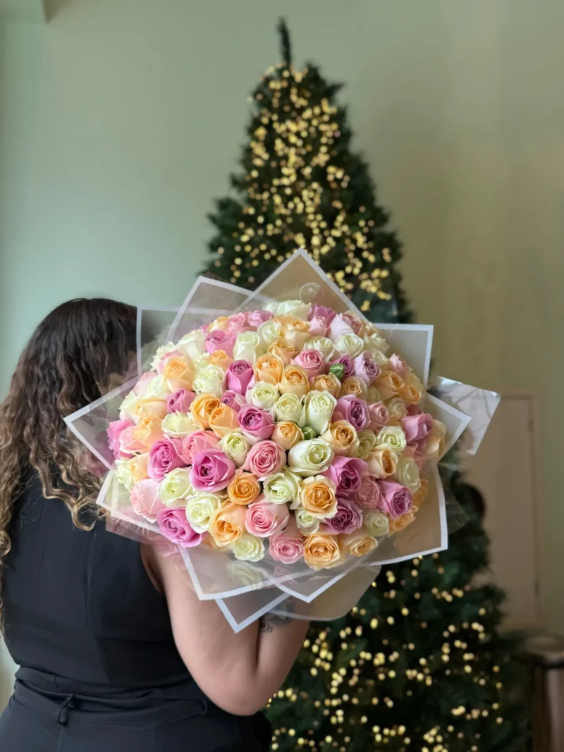 Detalhe do Buquê 200 rosas coloridas - Allure Floricultura Boutique
