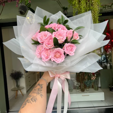 Vista alternativa do Buquê de 12 Rosas Coloridas - Allure Boutique Goiânia
