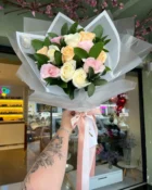 Vista alternativa do Buquê de 12 Rosas Coloridas - Allure Boutique Goiânia