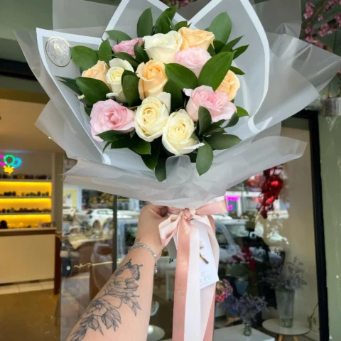 Buquê de 12 Rosas Coloridas - Buquê com 12 rosas coloridas em papelaria exclusiva Allure, com pontos de ruscus ou eucali