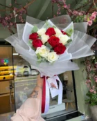 Detalhe do Buquê de 12 Rosas Coloridas - Allure Floricultura Boutique