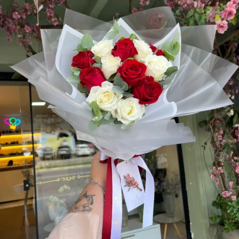 Detalhe do Buquê de 12 Rosas Coloridas - Allure Floricultura Boutique