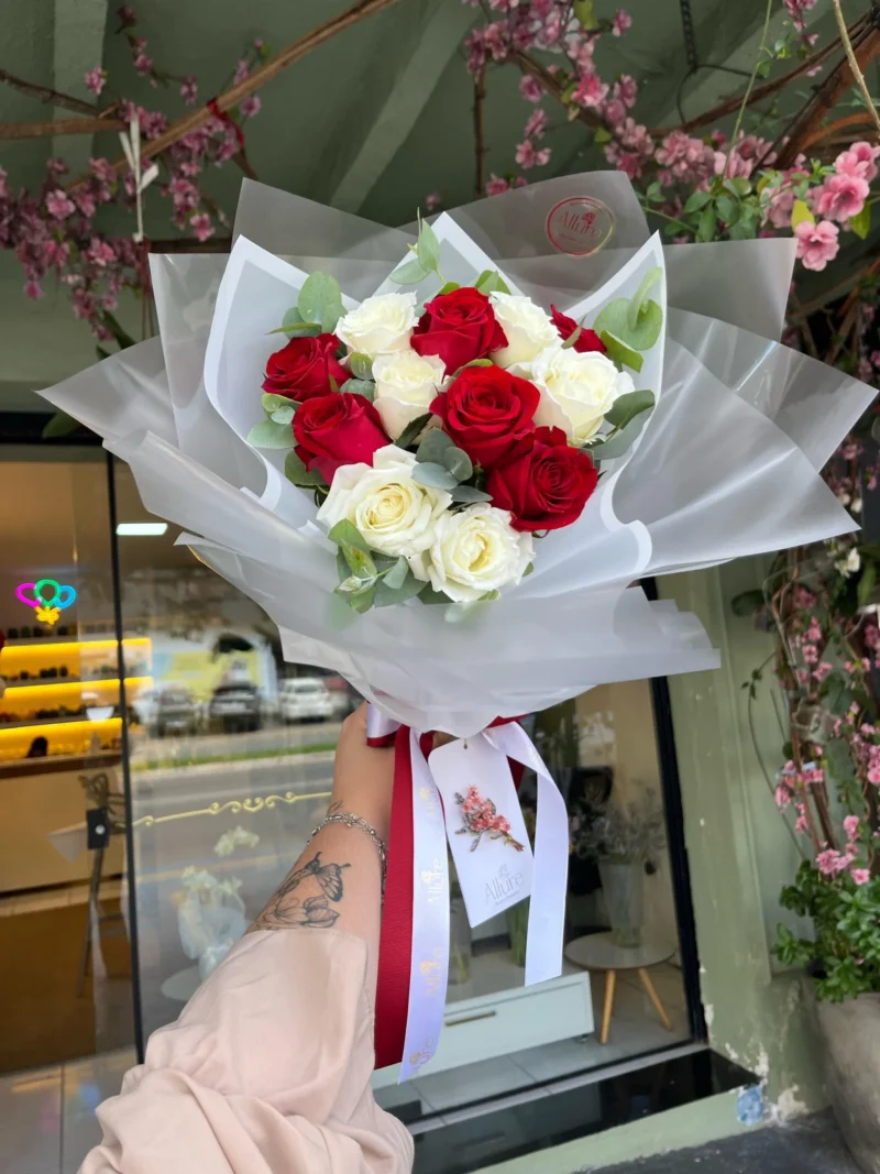 Detalhe do Buquê de 12 Rosas Coloridas - Allure Floricultura Boutique