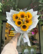Detalhe do Buquê de 6 girassóis - Allure Floricultura Boutique