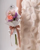 Vista alternativa do Mini-Ramalhete com mix de flores do dia - Allure Boutique Goiânia