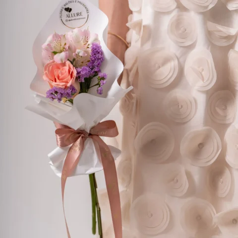 Vista alternativa do Mini-Ramalhete com mix de flores do dia - Allure Boutique Goiânia