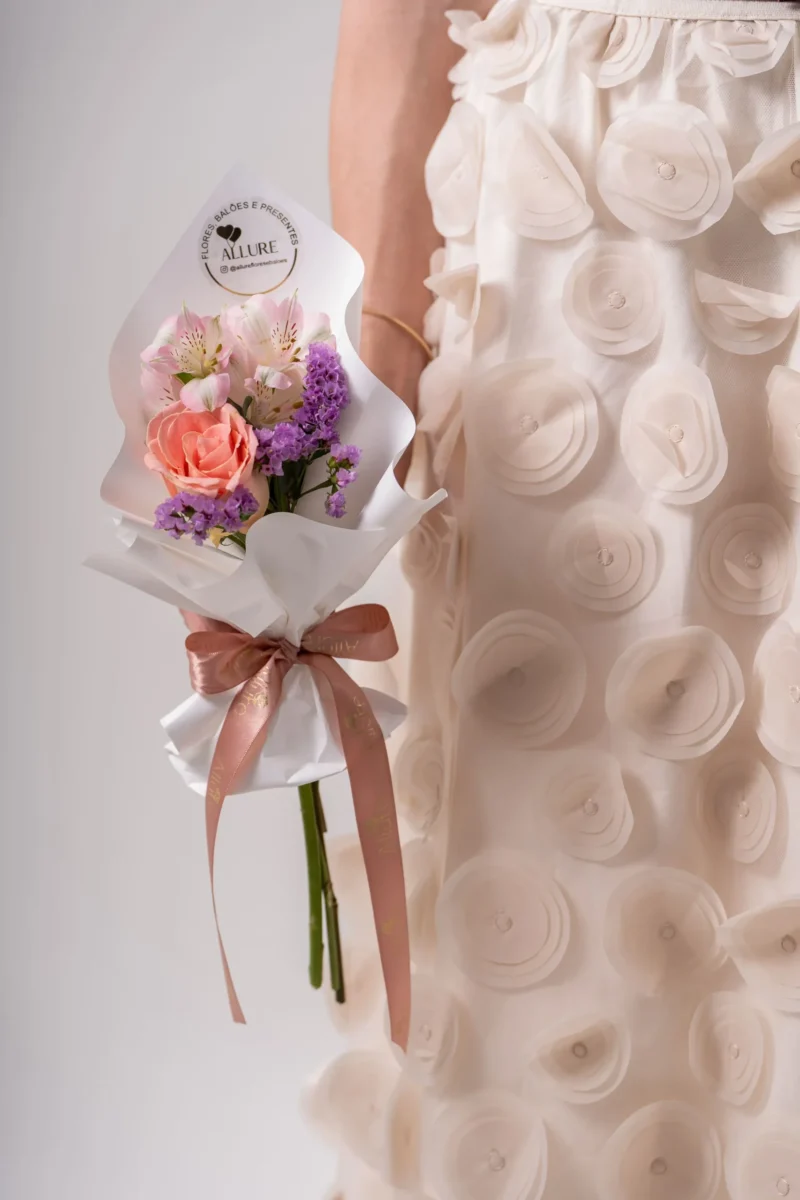 Vista alternativa do Mini-Ramalhete com mix de flores do dia - Allure Boutique Goiânia