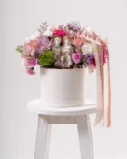 Arranjo Floral Luz Divina em perspectiva ampliada - Allure Boutique