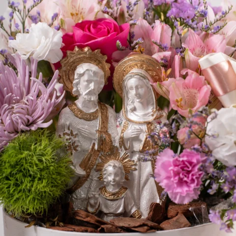 Arranjo Floral Luz Divina - Composição floral média com imagem sacra em gesso de 20 cm