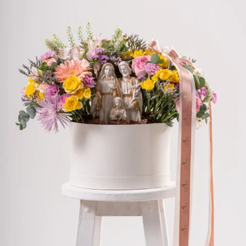 Arranjo Floral Toque de Fé - Arranjo floral em composição ampla, acompanhado de imagem sacra em gesso de 20 cm