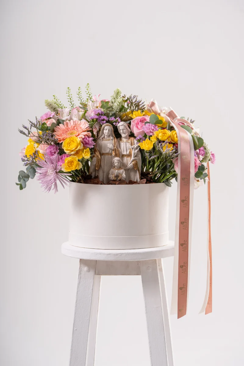 Arranjo Floral Toque de Fé - Arranjo floral em composição ampla, acompanhado de imagem sacra em gesso de 20 cm