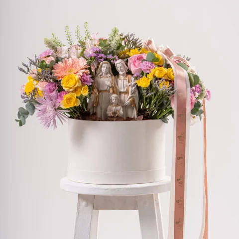 Arranjo Floral Toque de Fé - Arranjo floral em composição ampla, acompanhado de imagem sacra em gesso de 20 cm