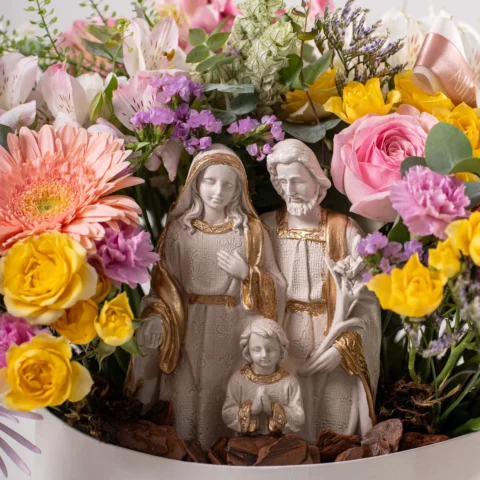 Arranjo Floral Toque de Fé - Arranjo floral em composição ampla, acompanhado de imagem sacra em gesso de 20 cm