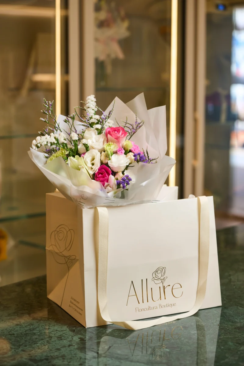 Vista alternativa do Ramalhete de flores - Allure Boutique Goiânia