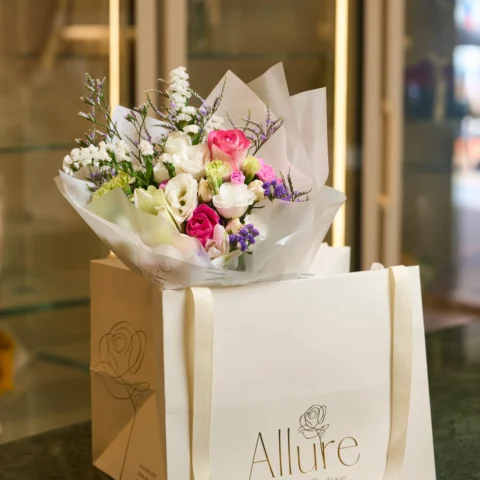 Vista alternativa do Ramalhete de flores - Allure Boutique Goiânia