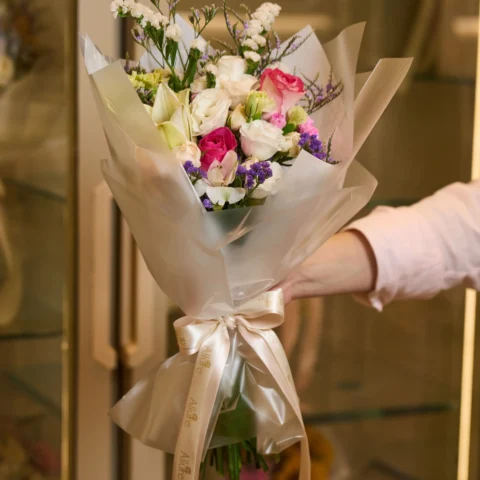 Ramalhete de flores - Ramalhete com em média 9 hastes do mix de flores do dia em papelaria exclusiva