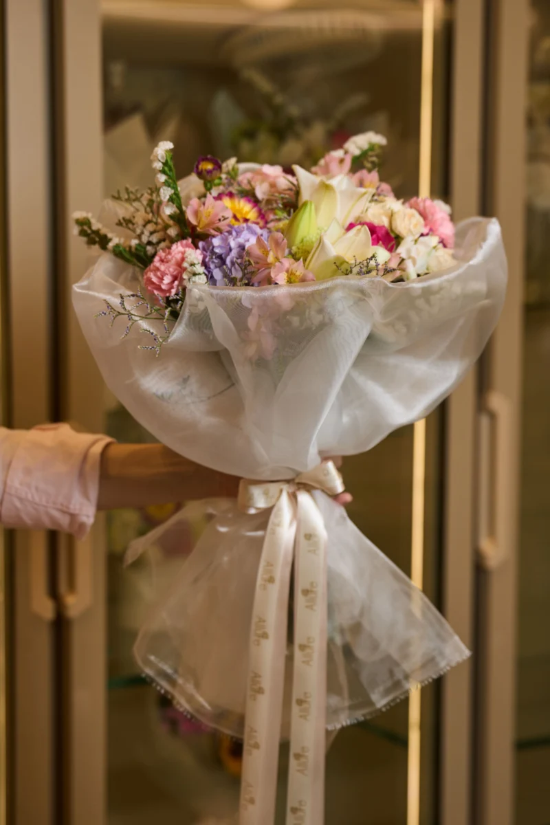 Buquê Véu de Flores - arranjo médio em organza translúcida com flores em tons suaves