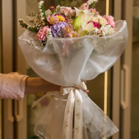 Buquê Véu de Flores - arranjo médio em organza translúcida com flores em tons suaves