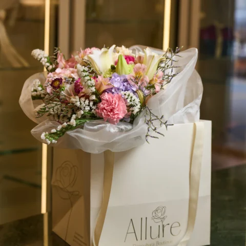 Buquê Véu de Flores - arranjo médio em organza translúcida com flores em tons suaves