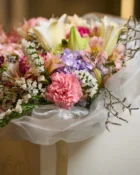 Vista lateral do Buquê Véu de Flores com acabamento em organza