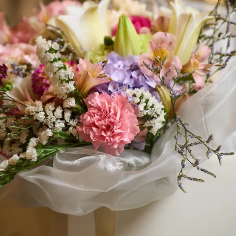 Vista lateral do Buquê Véu de Flores com acabamento em organza